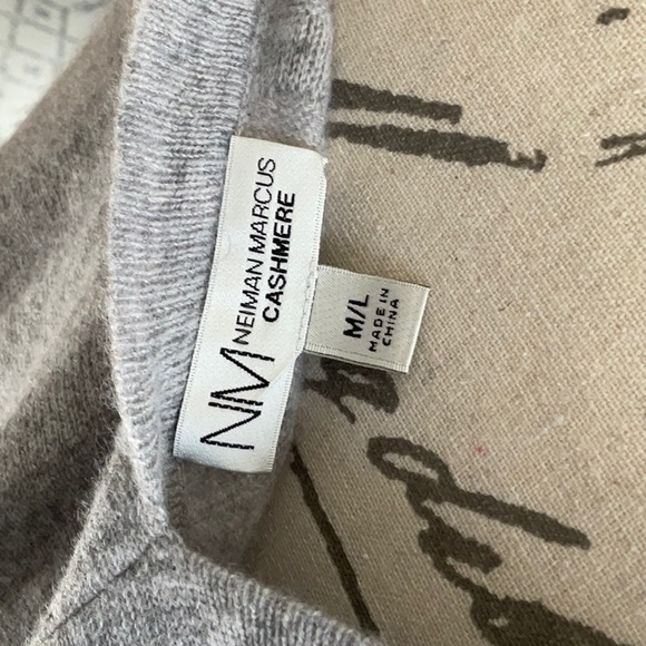 Neiman Marcus Cashmere Dolman Sleeve Poncho, Grey Sweater. M/L - Picture 6 of 9